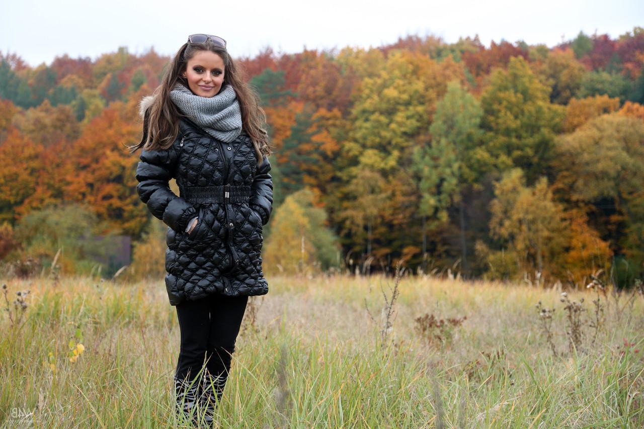 20P Hot glamour model Dana Harem strips & poses during a fall photoshoot in nature