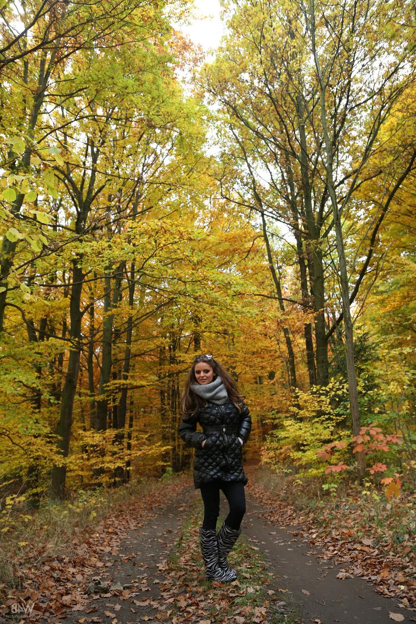 20P Hot glamour model Dana Harem strips & poses during a fall photoshoot in nature