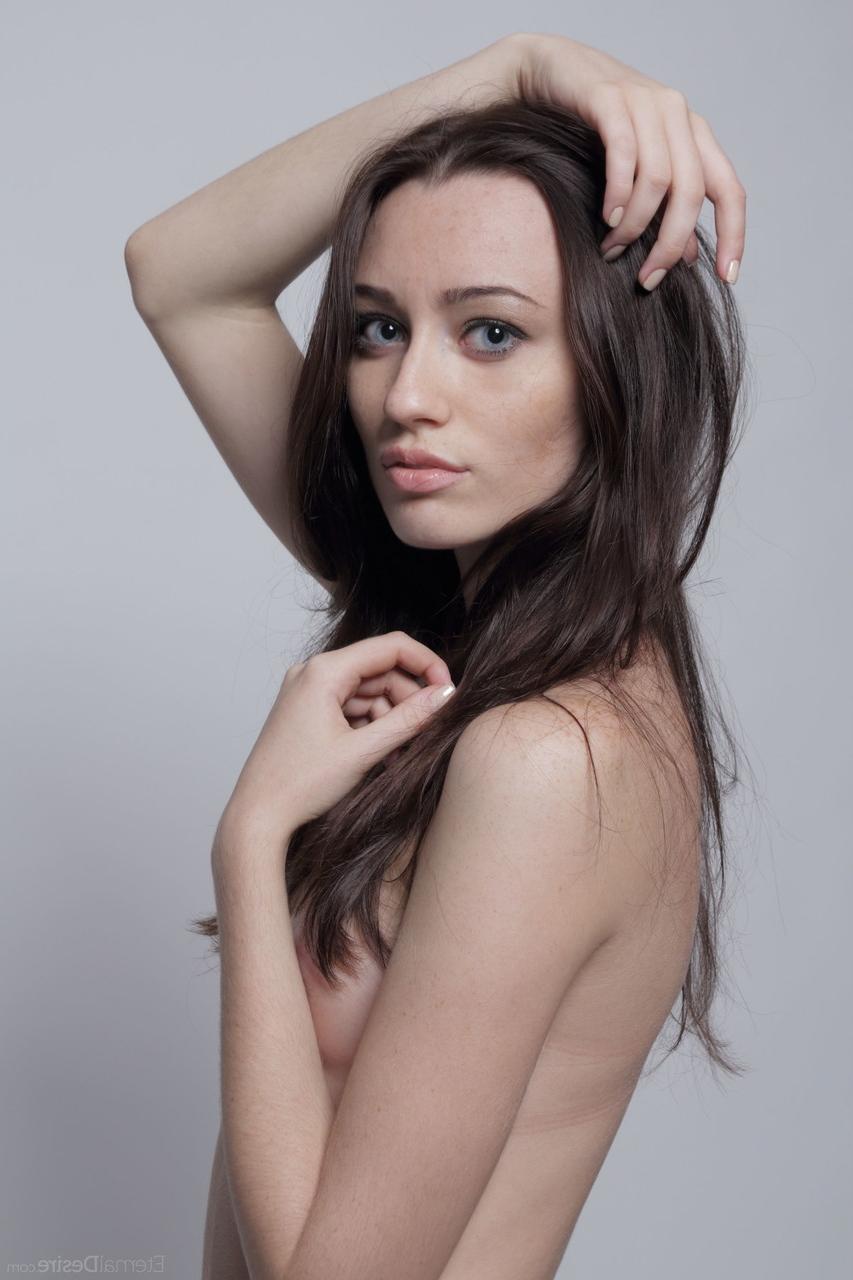 20P La sexy morena Zsanett Tormay muestra su impecable cuerpo desnudo