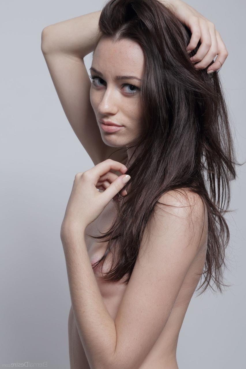 20P La sexy morena Zsanett Tormay muestra su impecable cuerpo desnudo