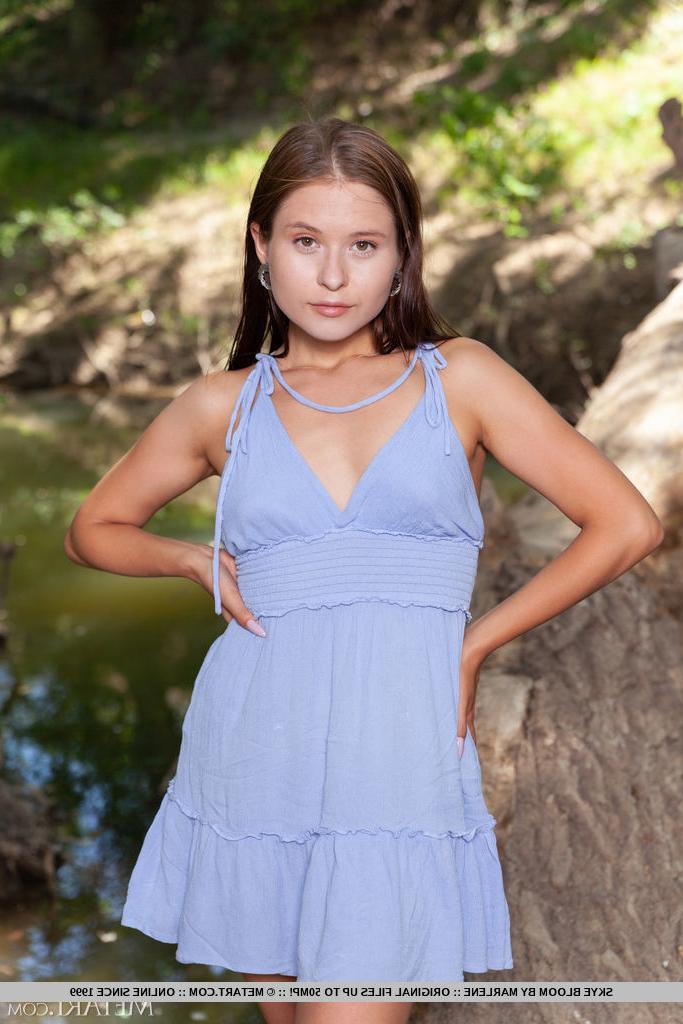 18P La dulce joven Skye Bloom se desnuda completamente en un árbol sobre el agua