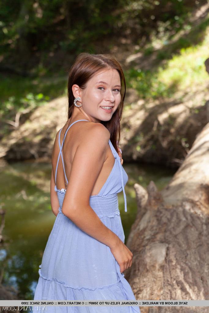 18P La dulce joven Skye Bloom se desnuda completamente en un árbol sobre el agua