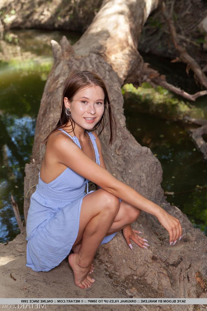 18P La dulce joven Skye Bloom se desnuda completamente en un árbol sobre el agua