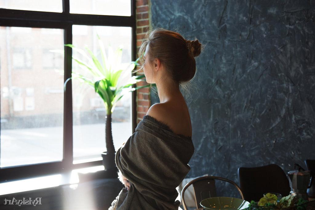 16P La magnifique jeune fille Siya affiche avec confiance son superbe corps nu.