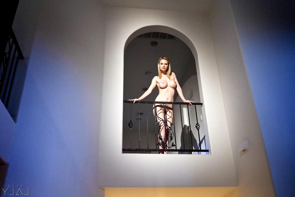 15P L'esclave blonde chaude avec de jolis seins Tarra White sert 2 hommes en même temps