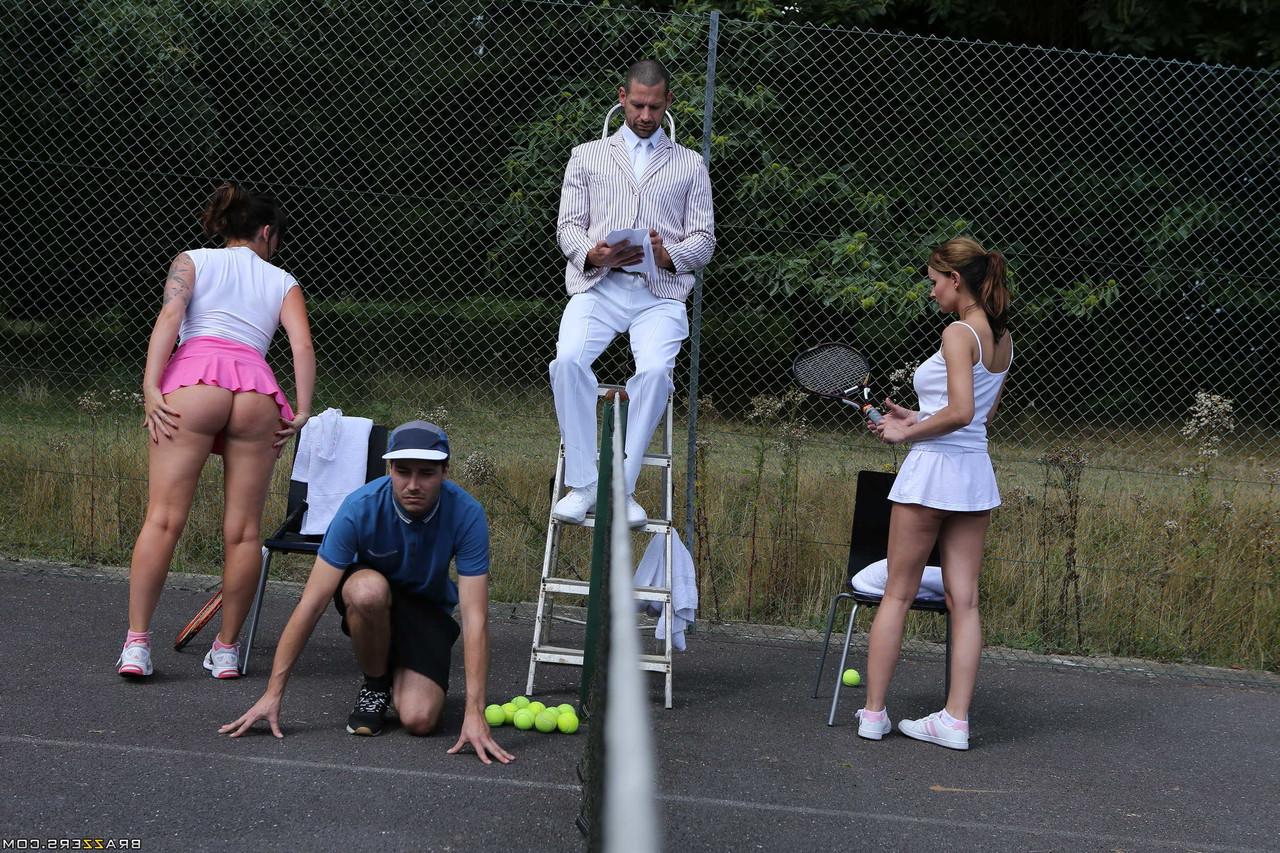 20P Las estrellas del tenis con grandes tetas Abbie Cat y Yuffie Yuland en un trío en la cancha