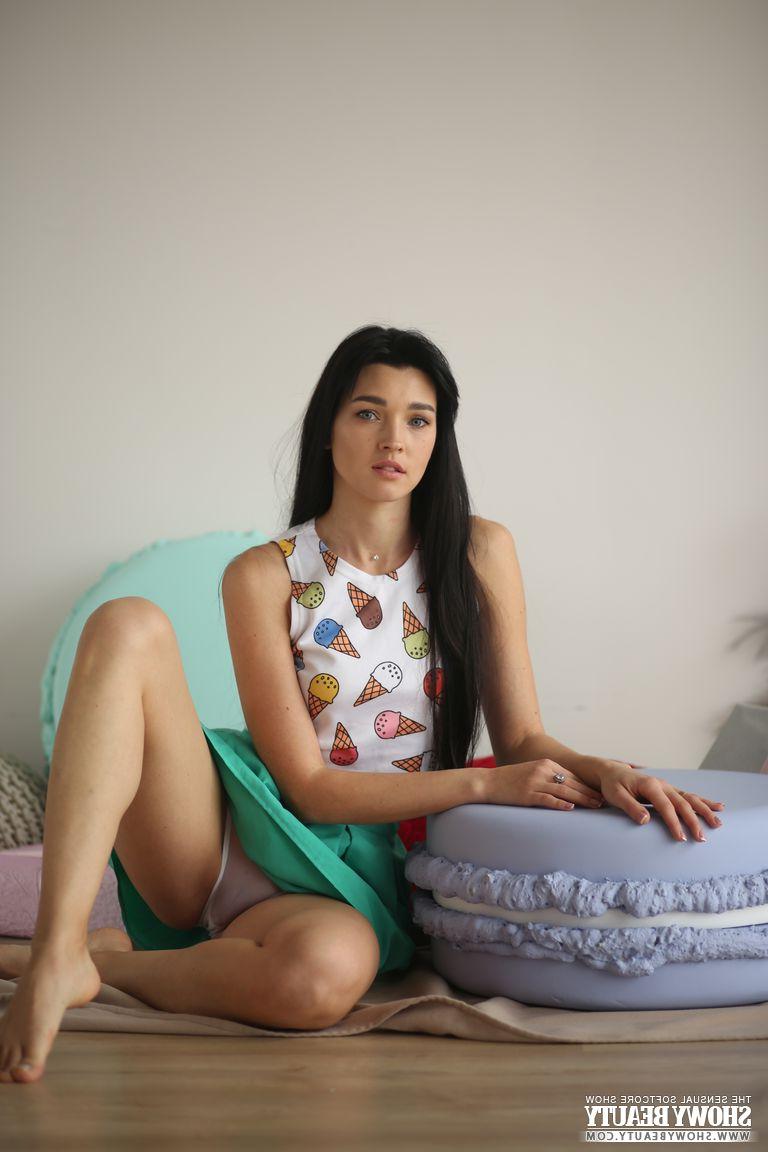 20P La jeune brune Vlada met en valeur son cul serré tout en se mettant complètement nue.