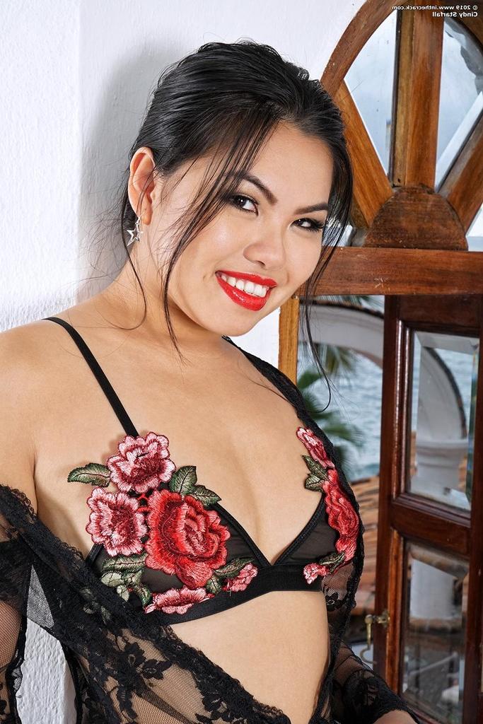 15P A garota asiática Cindy Starfall mostra sua bunda legal e fenda enquanto toma banho