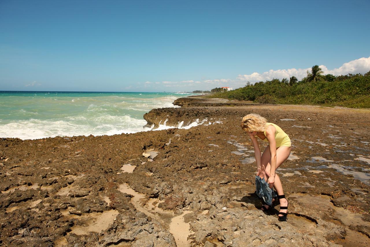 20P Die heiße Teenie Alissa White neckt mit ihren süßen Brüsten und ihrem Arsch am Strand