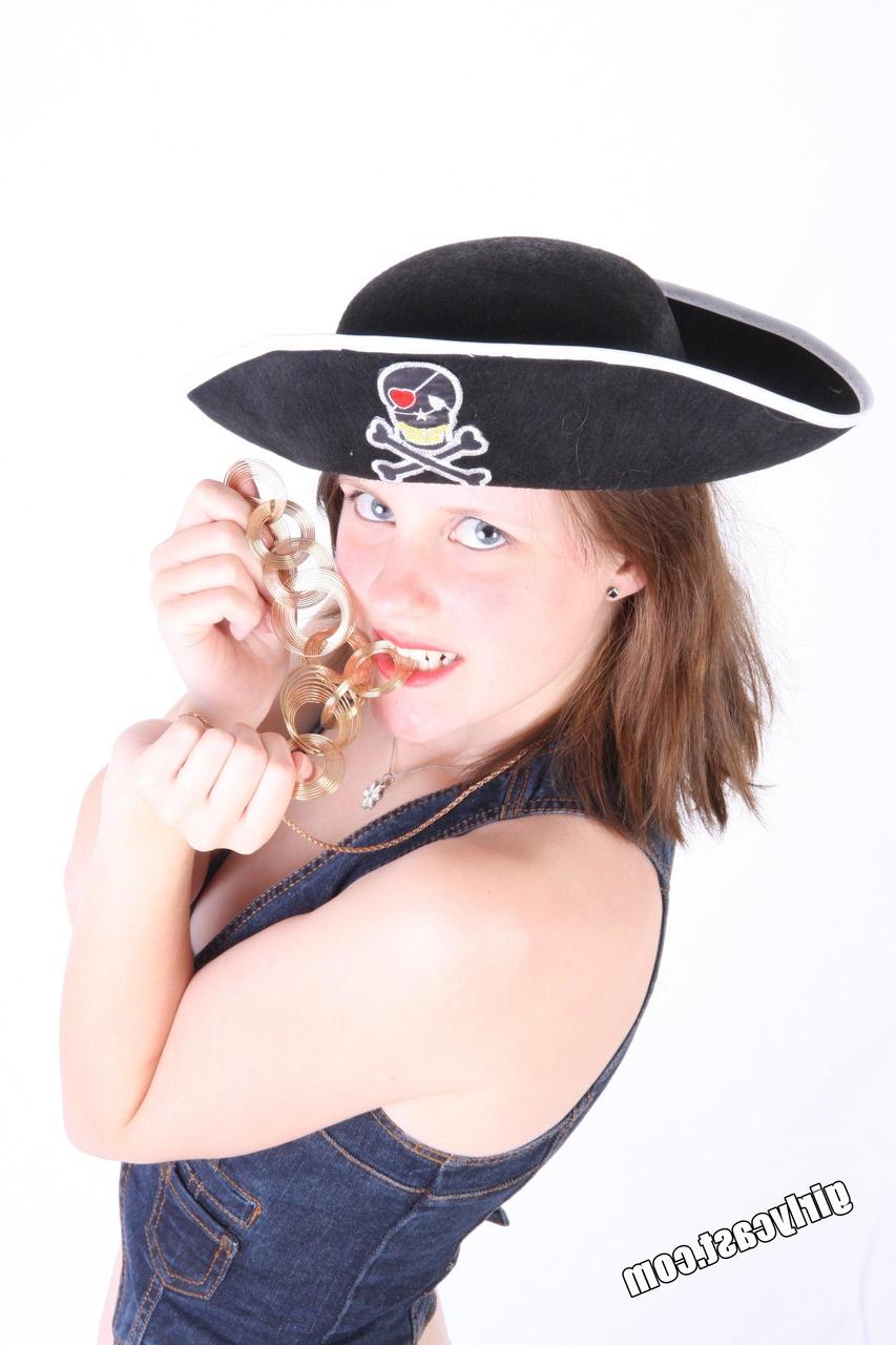 15P Jeune amatrice dévoile ses petits seins en portant un chapeau de pirate