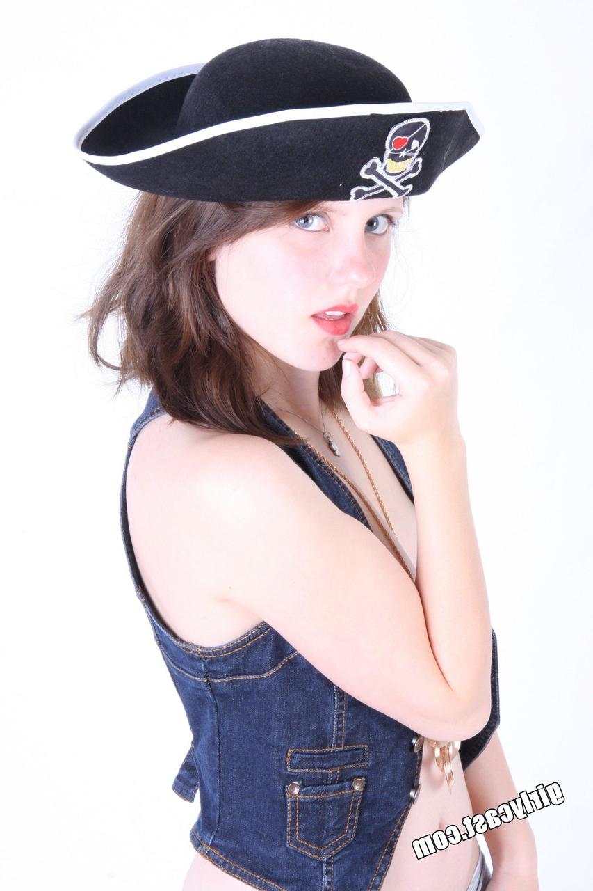 15P Jeune amatrice dévoile ses petits seins en portant un chapeau de pirate