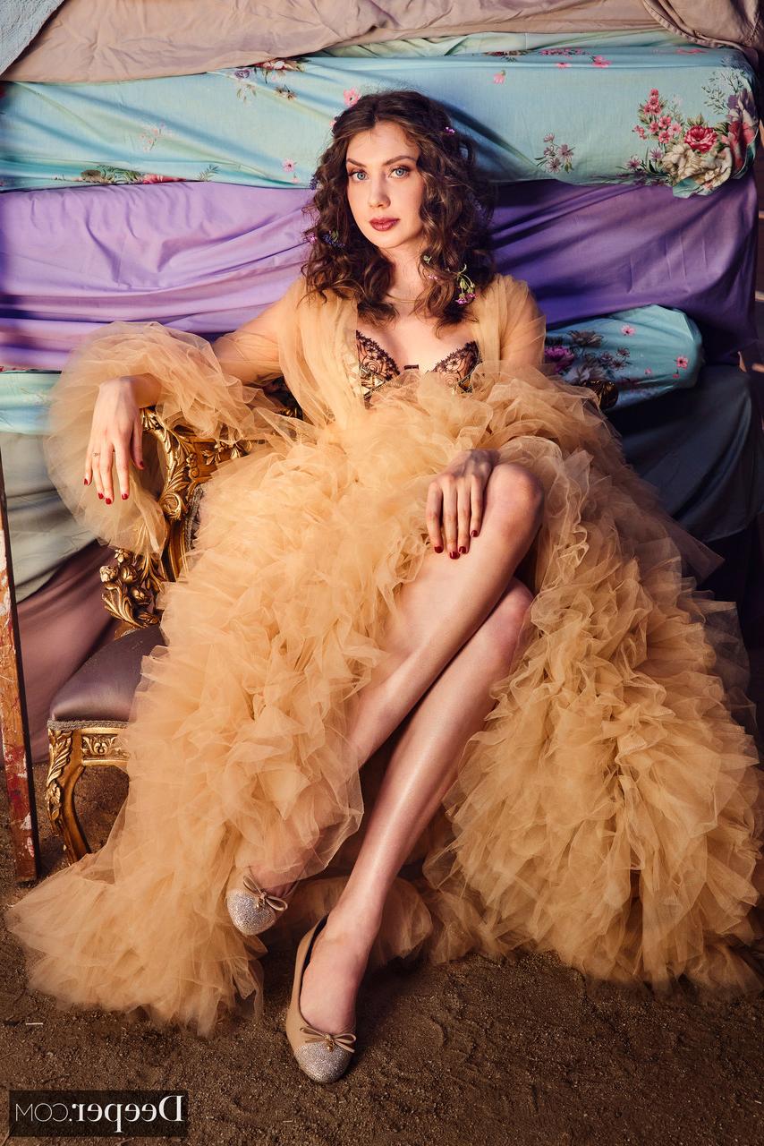 20P Goddess Elena Koshka has an FMM threesome with well-endowed studs