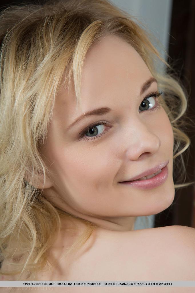 18P La petite blonde Feeona A pose nue pour exhiber sa chatte poilue et mouillée dans le bain.