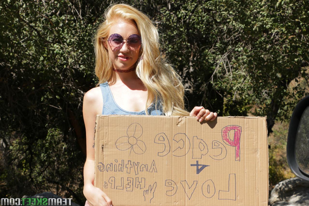 18P La hippie blonde Lyra Law a besoin d'aide et le chauffeur lui donne un pénis dur