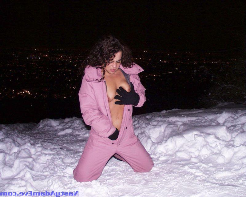 15P Geiles Girl spielt auf schneebedecktem Boden mit seinem Arschloch, bevor es einen POV-Blowjob gibt