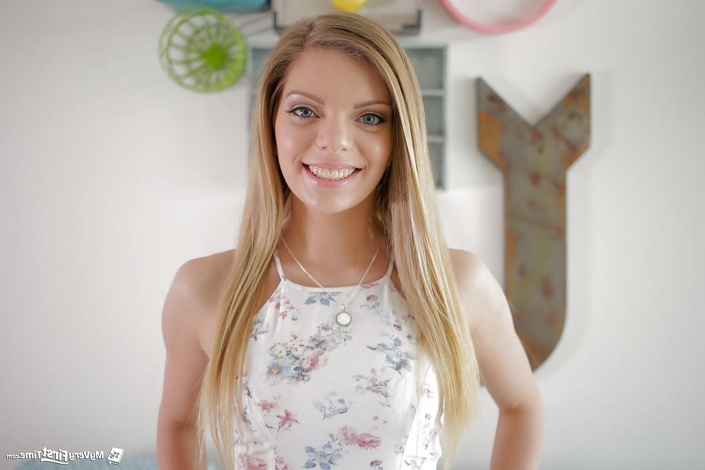 16P A linda loira amadora Trisha Parks posando sozinha com vestido e calcinha de verão