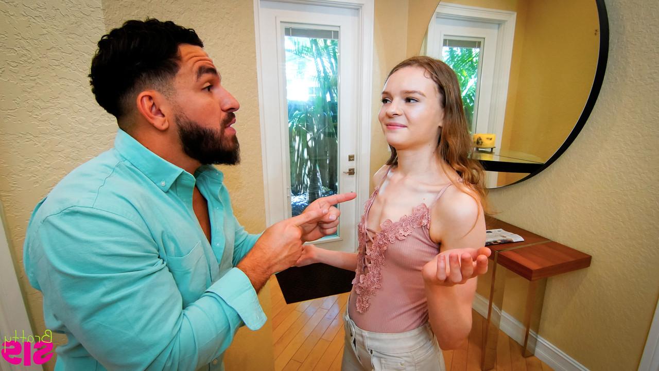 20P A adolescente amadora Jessae Rosae seduz um cara musculoso e monta seu pau