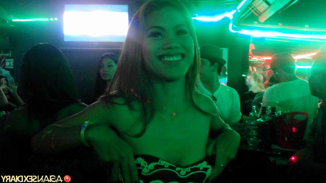 20P Sexy Asian babe Pang termina uma noite com algum sexo hardcore POV