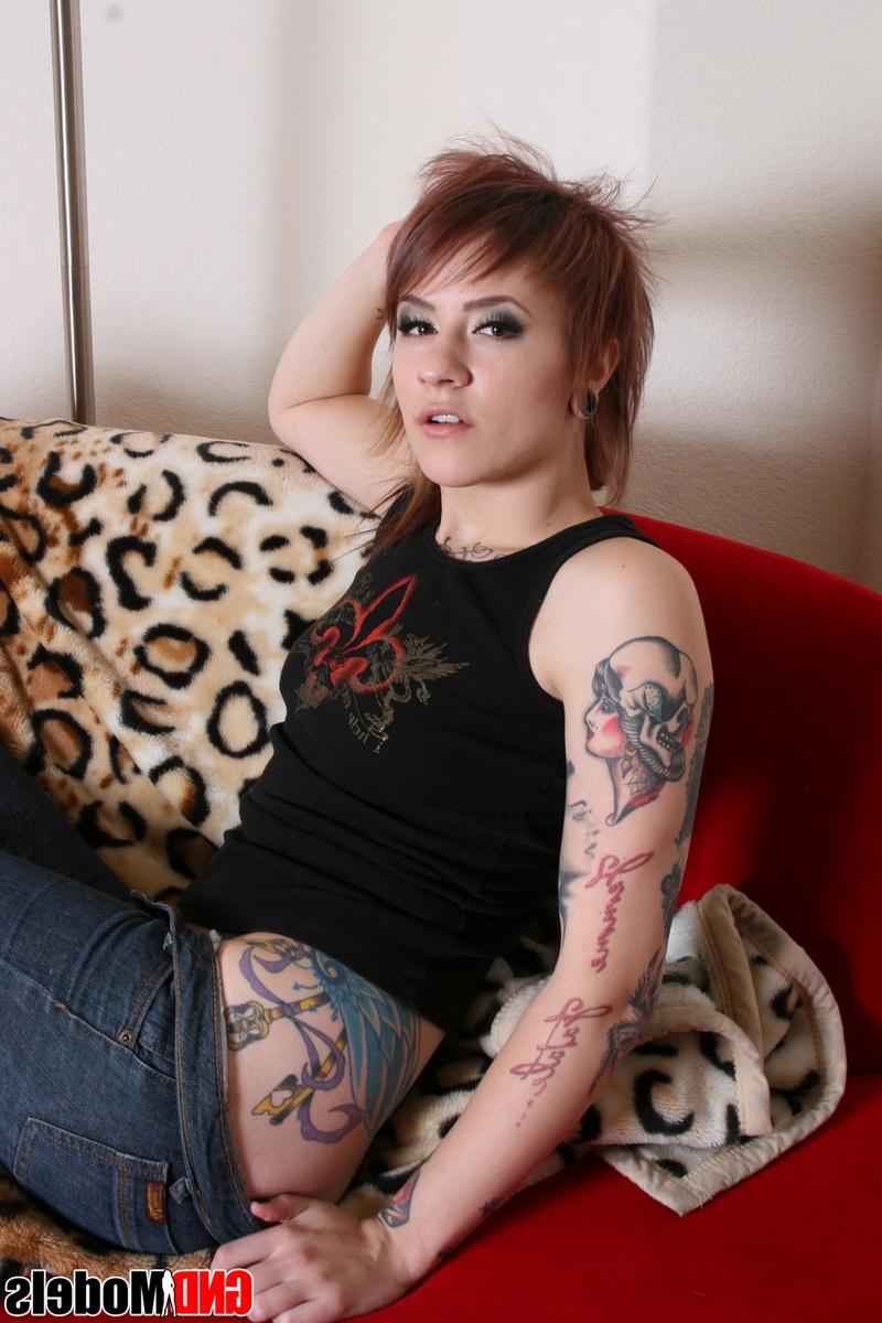 12P Garota tatuada e ruiva curta Marinheiro fica completamente nua em um sofá