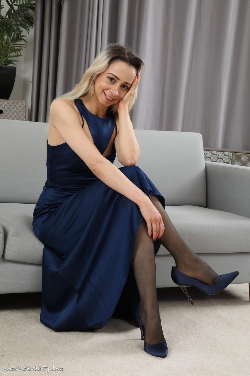 16P A loira suja Tania Aresti tira um vestido de noite para fazer topless em meia-calça