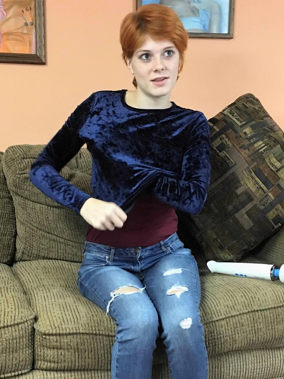 20P Die sexy Rothaarige Ava Little fingert ihre geile Muschi und spielt dabei mit einem Vibrator