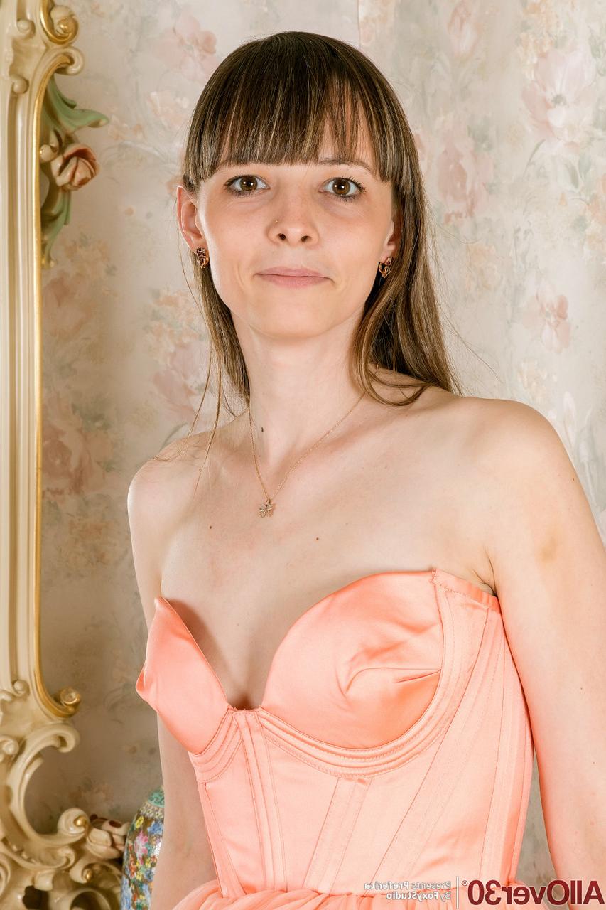 16P La mujer de 30+ Preferita se desnuda completamente frente al espejo del vestidor