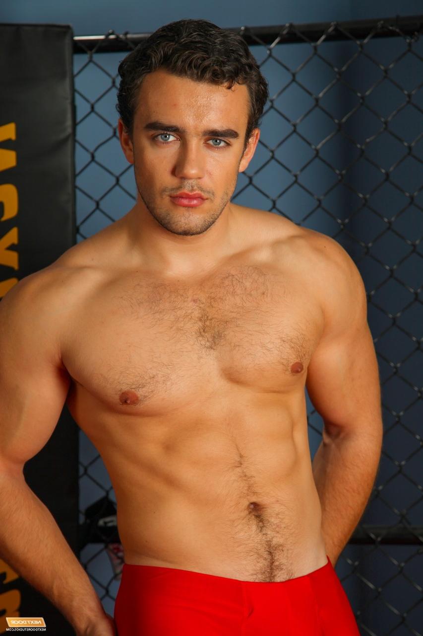 20P Good-looking amateur Jason C flaunts his muscular body & his big dick