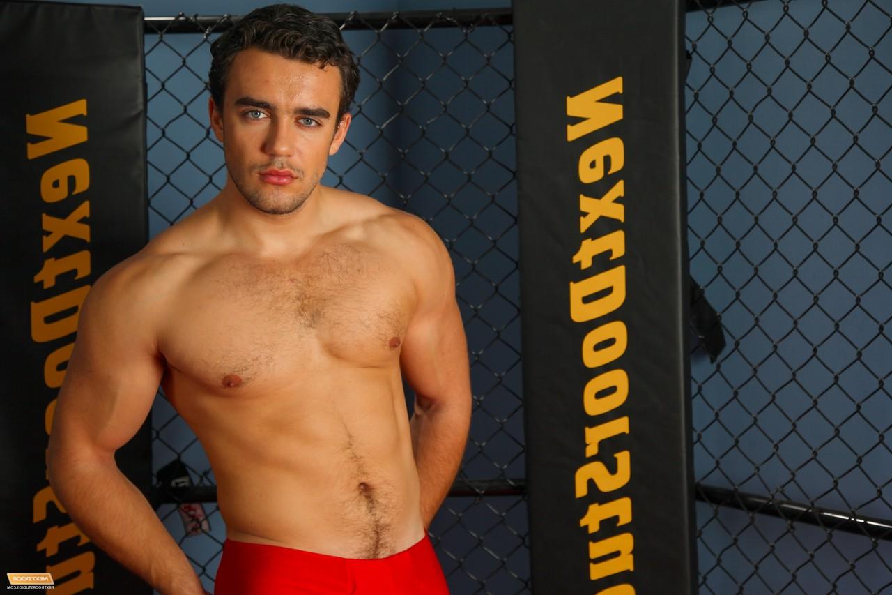 20P Good-looking amateur Jason C flaunts his muscular body & his big dick