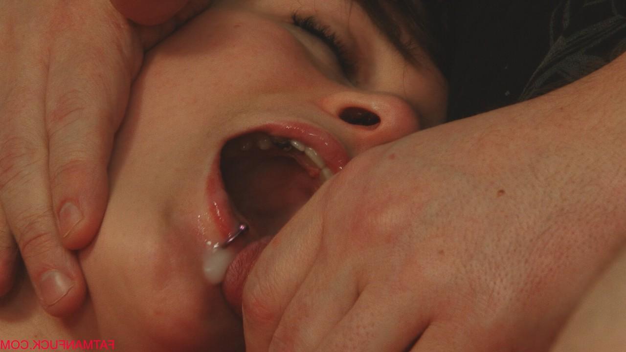 20P Fat older guy sticks his tongue in a teen's twat and cums in her mouth