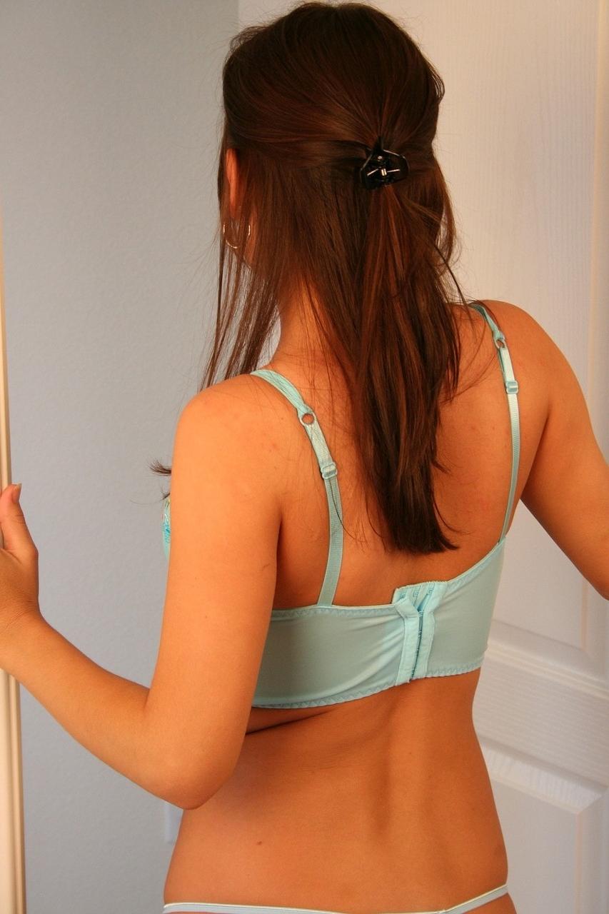 20P Katie, jeune amateur incroyablement sexy, déshabille sa lingerie turquoise et pose.