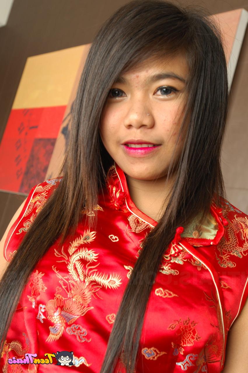 20P かわいいアジア人美女は巨根をしゃぶった後、さまざまな体位でそれを楽しむ