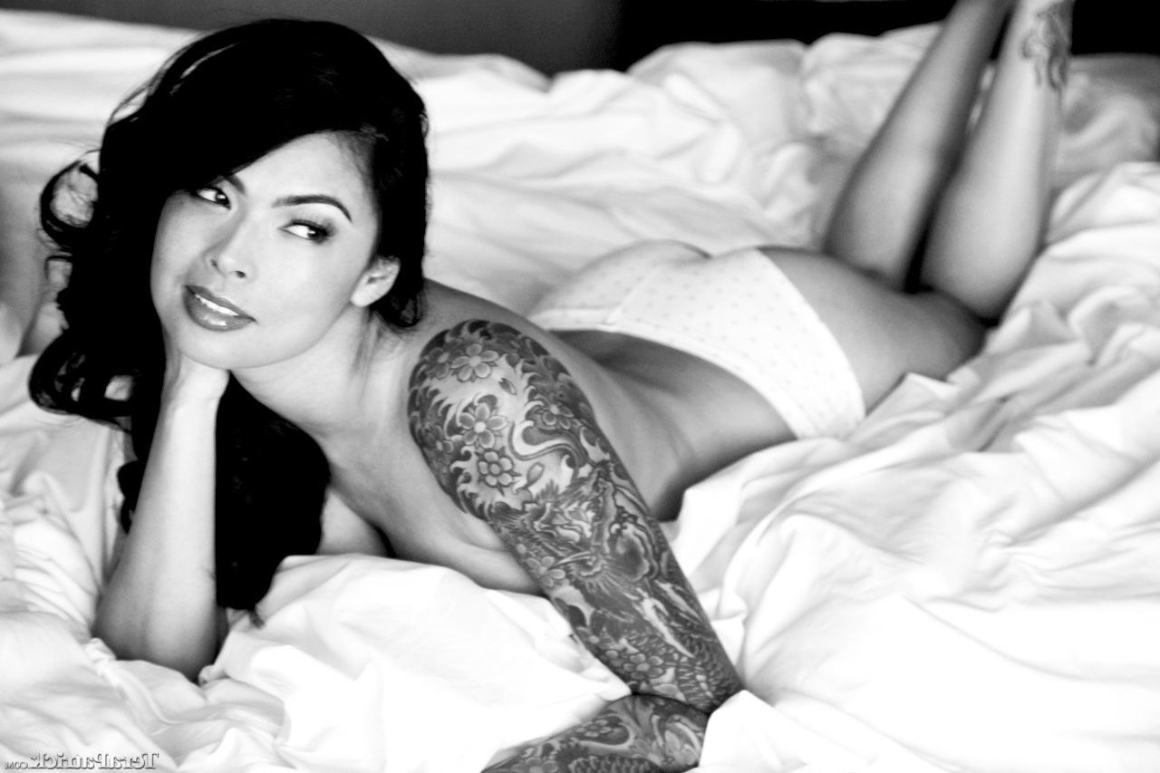 15P Tattooed Asian MILF Tera Patrick poses for a SFW shoot on her bed