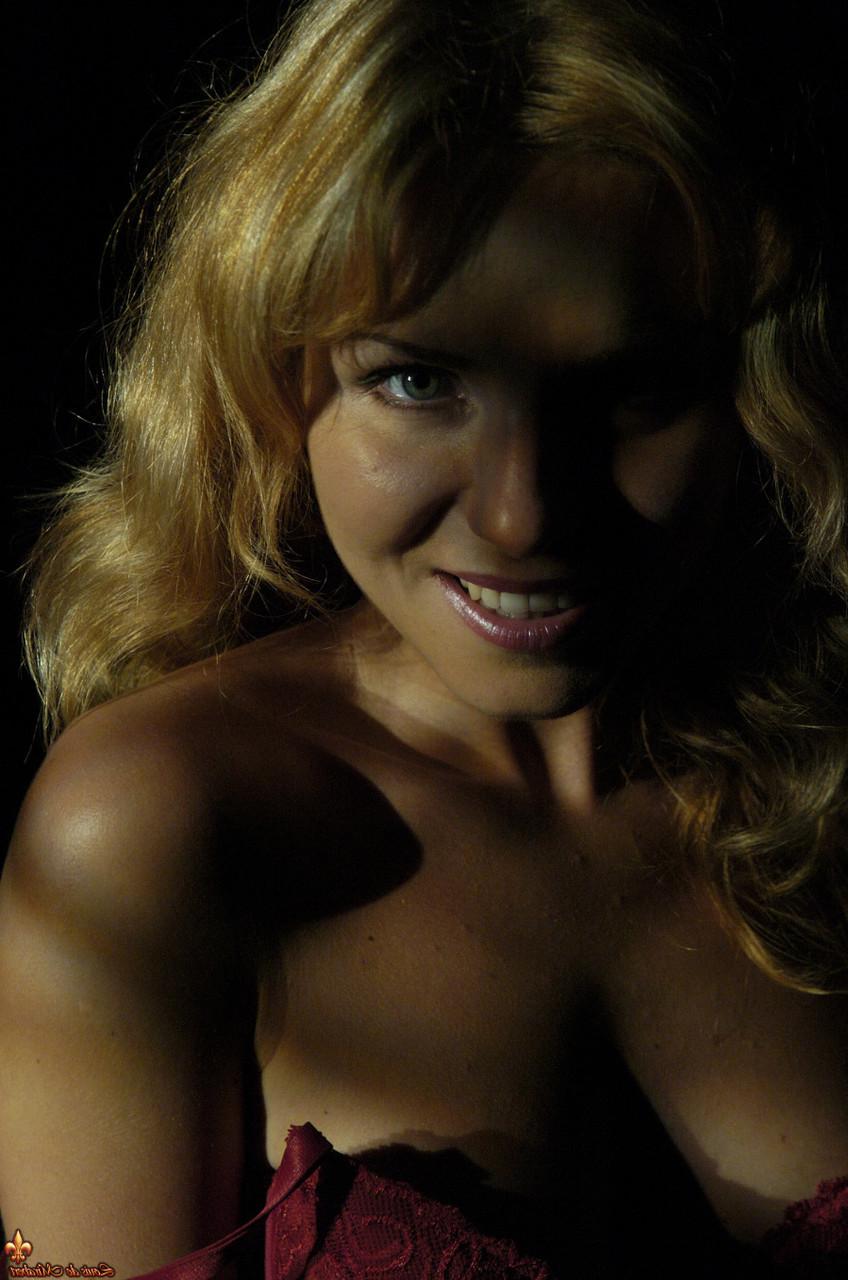 16P Hot MILF Luciana perde seus seios naturais de um sutiã à noite