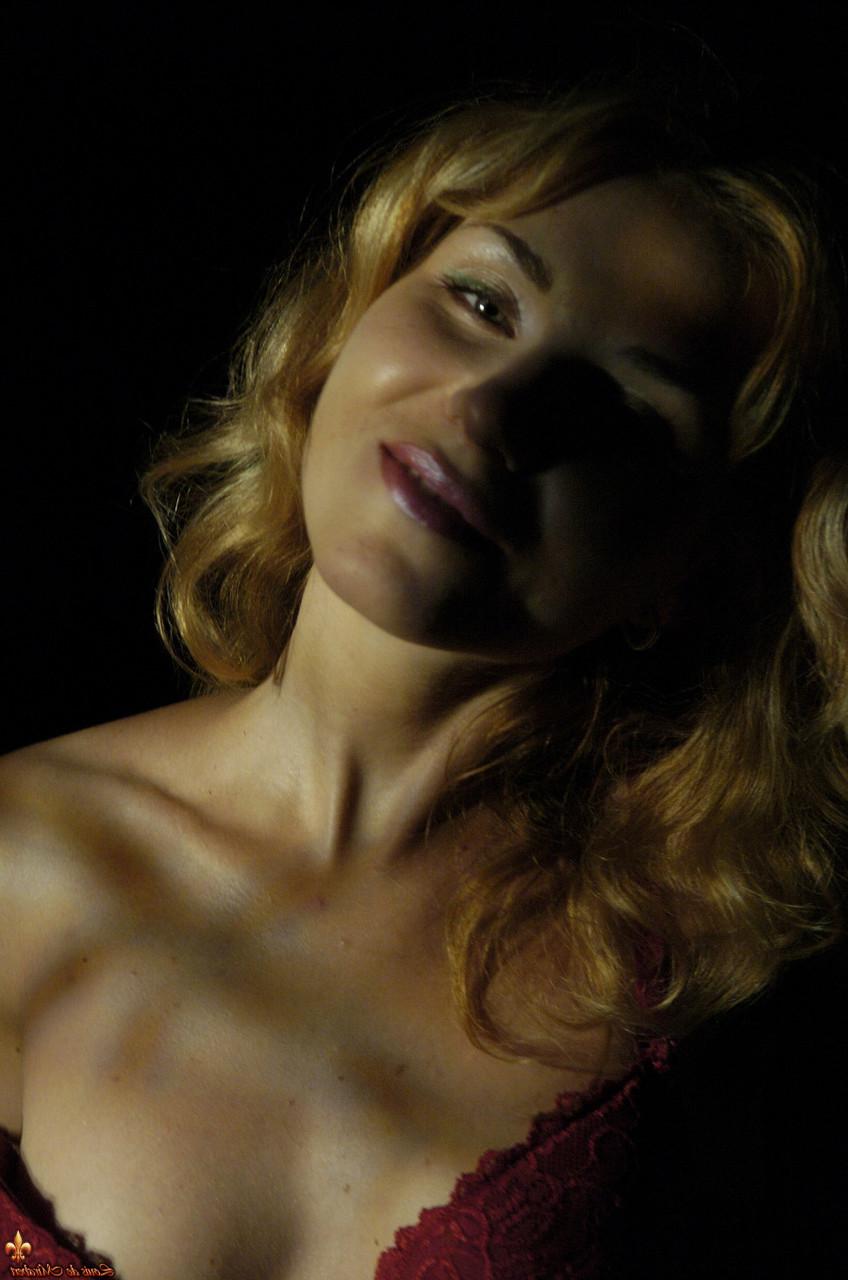 16P Hot MILF Luciana perde seus seios naturais de um sutiã à noite