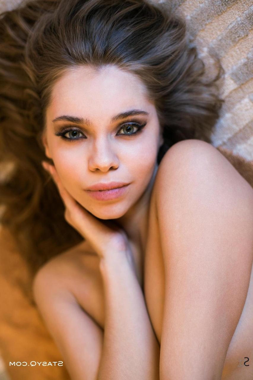 20P Glamour babe Anella showing off her slender naked body from all angles