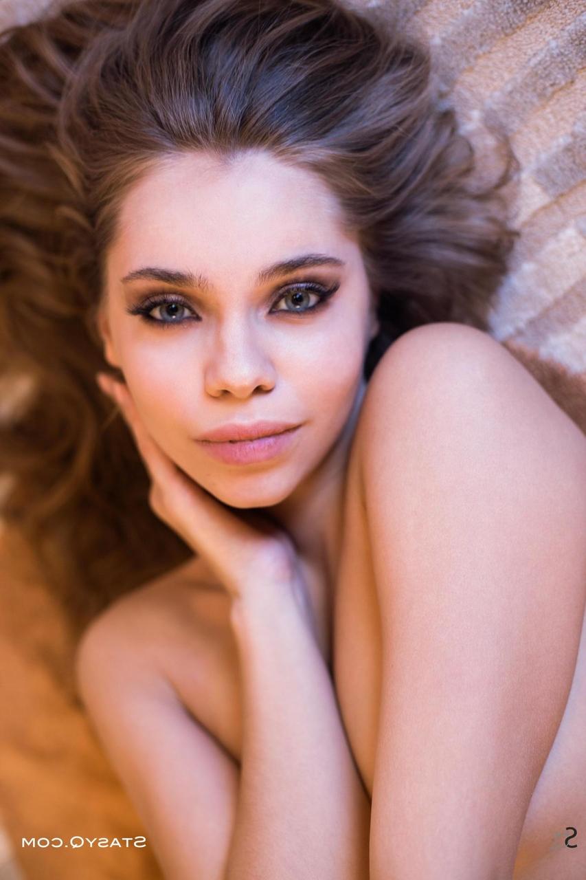 20P Glamour babe Anella showing off her slender naked body from all angles