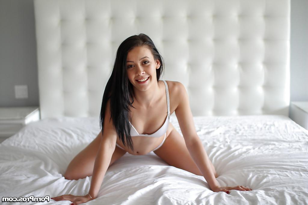 16P L'adolescente Alaina Kristar montre son superbe cul juteux devant la caméra.