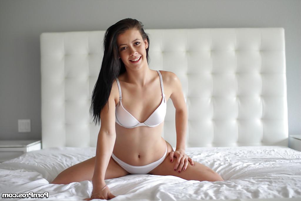 16P L'adolescente Alaina Kristar montre son superbe cul juteux devant la caméra.