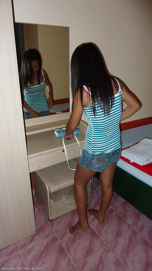 16P Asian babe tatuada com peitos pequenos leva uma pancada hardcore