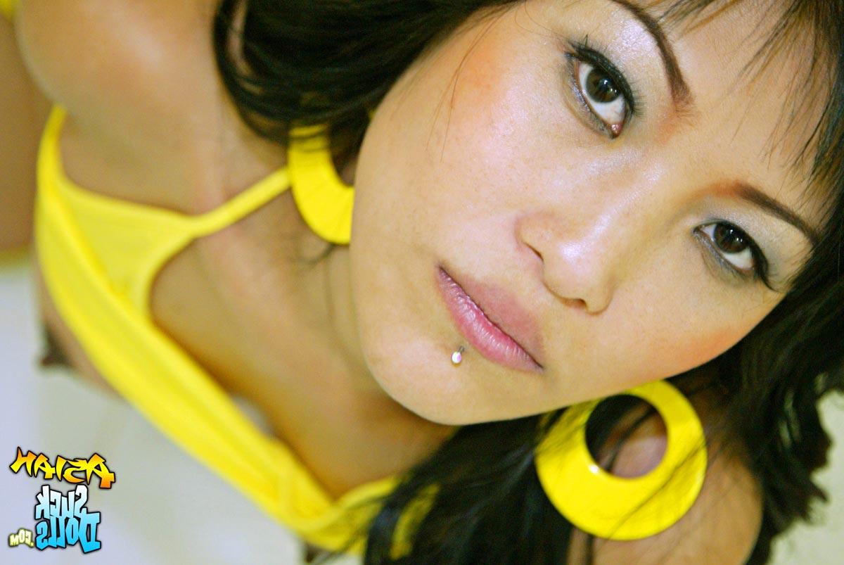 20P Süßes thailändisches Babe in Strümpfen und High Heels. Bee entblößt ihre sexy Brustwarzen und ihren heißen Hintern