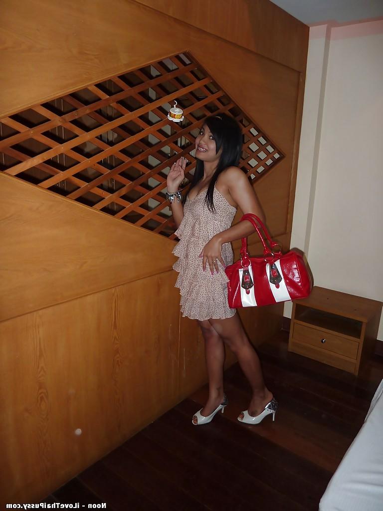 16P Doce adolescente asiática gata se despindo e fazendo seu poon peludo perfurado