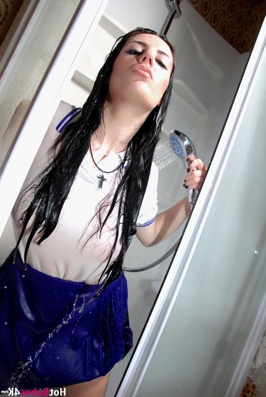 20P Pornstar Samantha Bentley unveils her big tits while masturbating with water