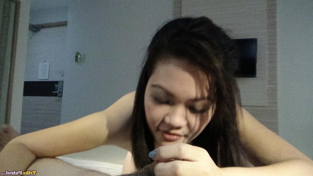 20P A beleza amadora Anghel Dela Cruz posa em sua lingerie transparente e chupa um pau