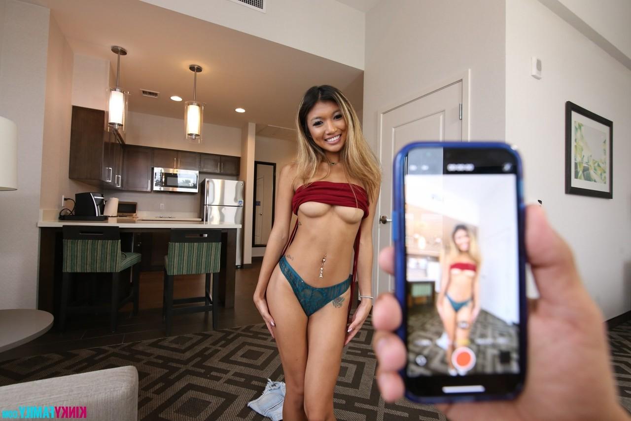 12P La pequeña adolescente asiática Clara Trinity tiene sexo duro en POV con un negro