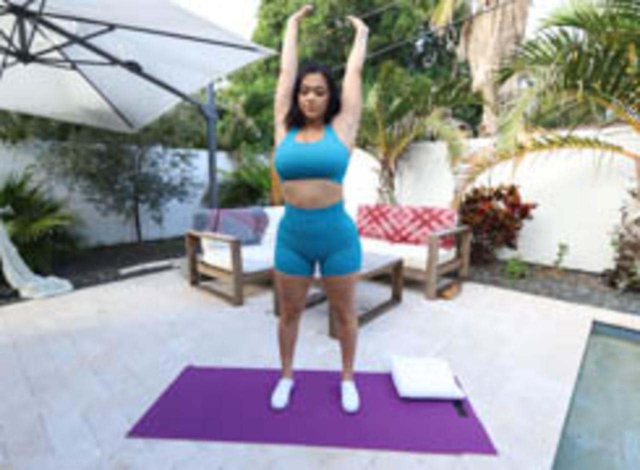 20P Ashlyn Peaks, une latina aux gros seins, baise un mec maigre avec une grosse bite.