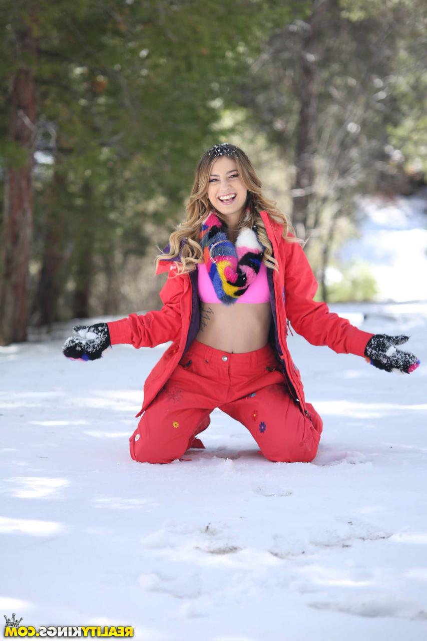 20P 愛らしいアメリカ人美女クリステン・スコットが雪の中でトリミングされたお尻とお尻を披露
