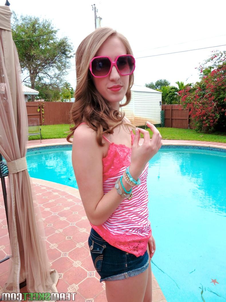 20P Jovem adolescente sacanagem Cadence Lux deixa cair shorts para golpe POV à beira da piscina e golpe de vulva