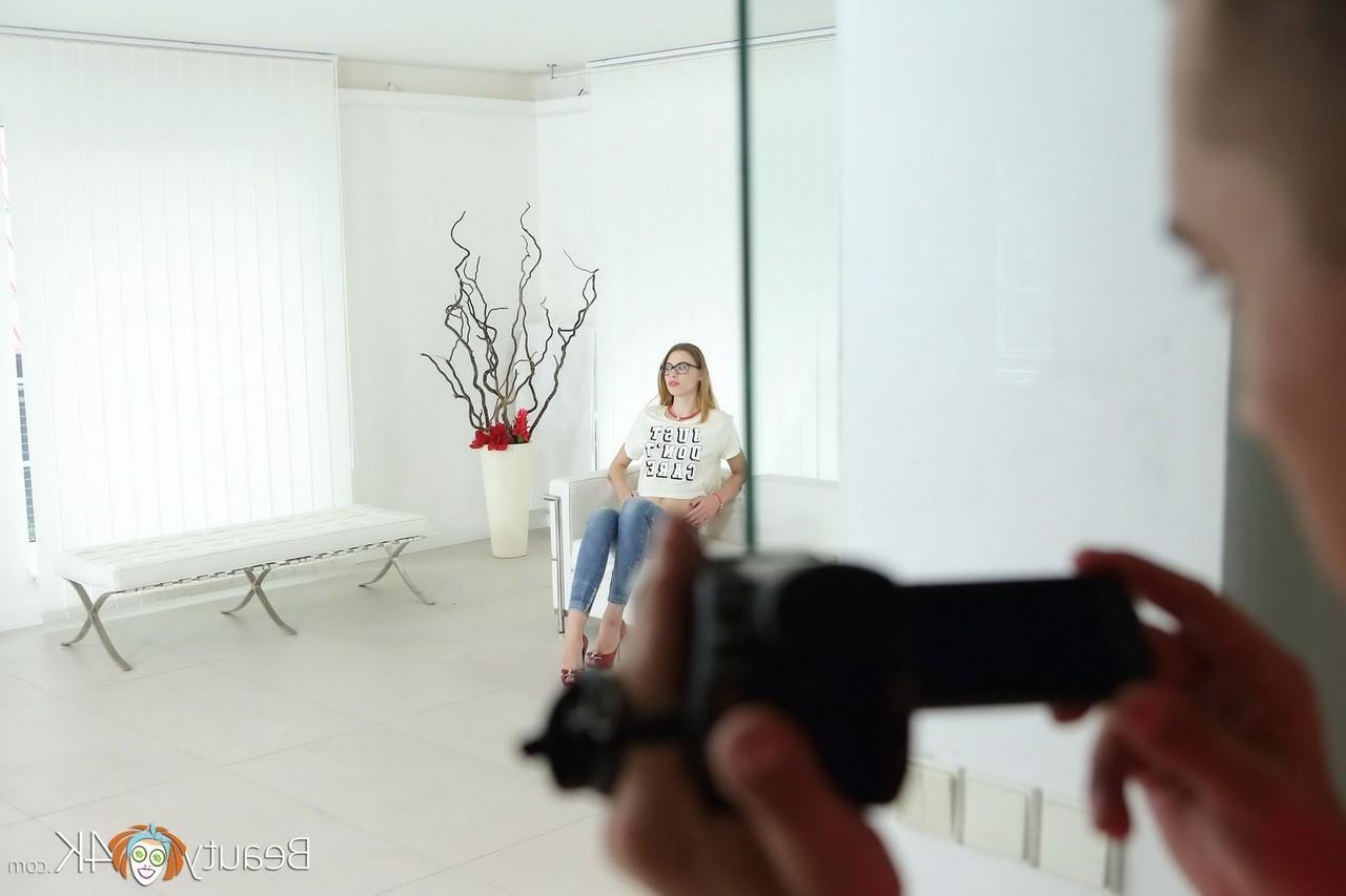 16P Jovem de cabelo comprido Ilona C tem relação sexual com seu fotógrafo