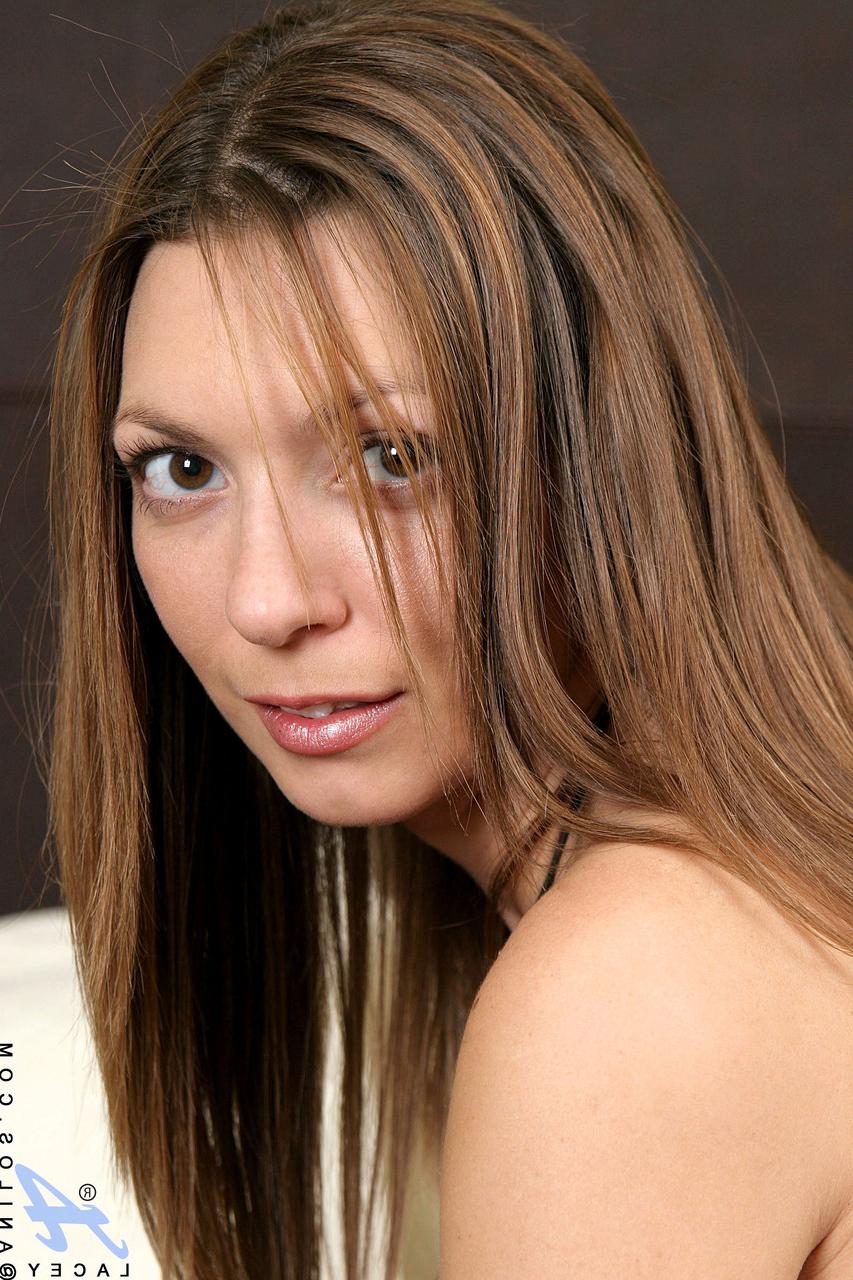 20P Lacey, petite MILF amateur, montre ses tétons durs et ses trous sexy de près.