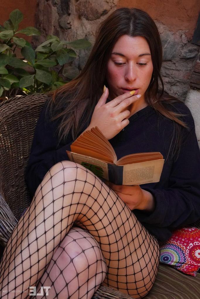 16P La agradable joven Angie R se burla de su coño mientras usa medias de rejilla